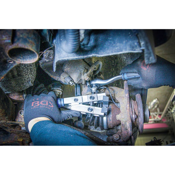 Werkzeug zum Ausdrücken von Antriebswellen in Gebrauch.