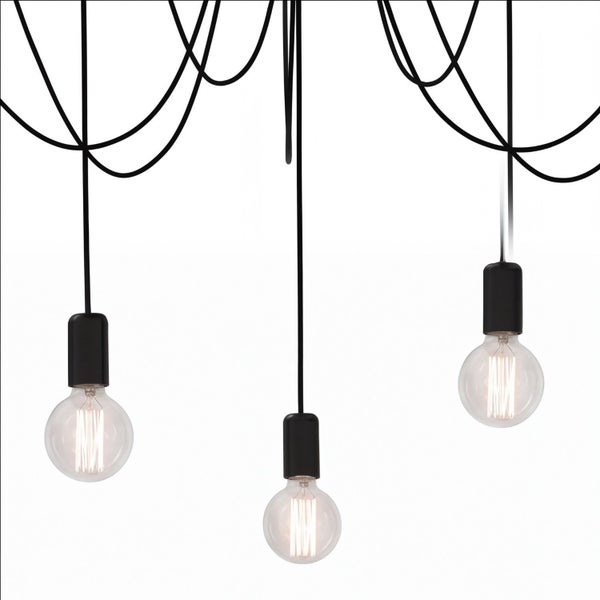 Mehrflammige Pendelleuchte im Industrial-Stil mit drei schwarzen Kabeln und klaren Filament-Leuchtmitteln.