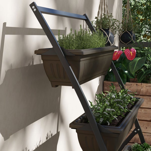 Zweistufiges Pflanzregal aus Metall für Balkon oder Terrasse mit zwei rechteckigen Blumenkästen, bepflanzt mit Kräutern und Blumen.