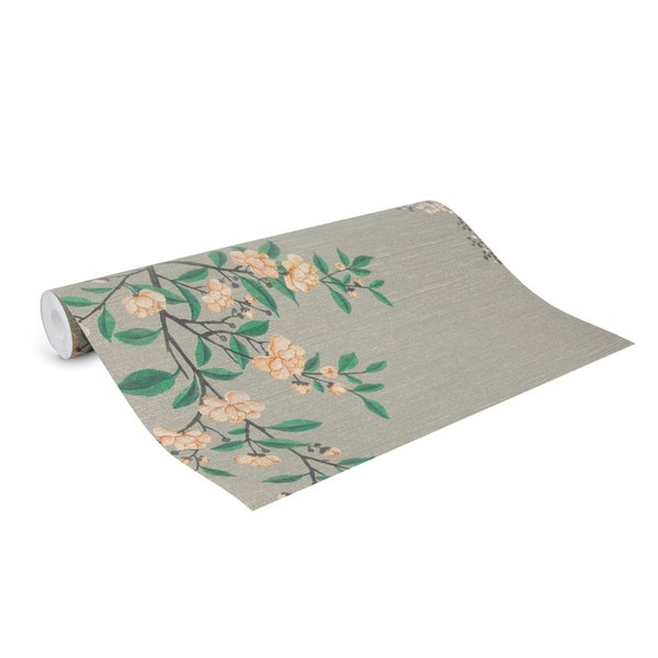 Eine Vliestapete mit floralem Motiv aus Zweigen mit Blüten und Blättern auf einer Rolle
