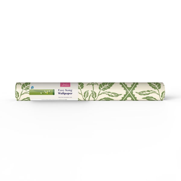 Joules Vliestapete Easy Hang mit grünem Blättermuster auf hellem Hintergrund, als Rolle verpackt.