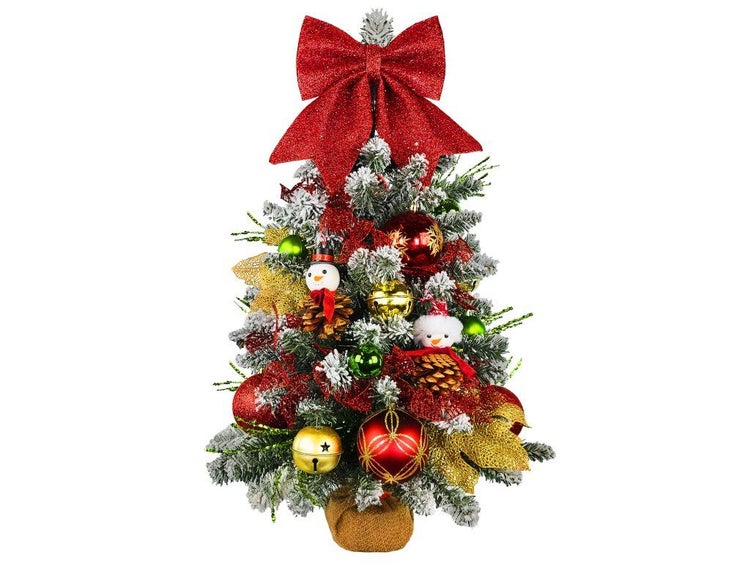 Künstlicher, beschneiter Weihnachtsbaum mit Dekoration, Schleife, Schneemann-Figuren und Christbaumkugeln im Jutesack