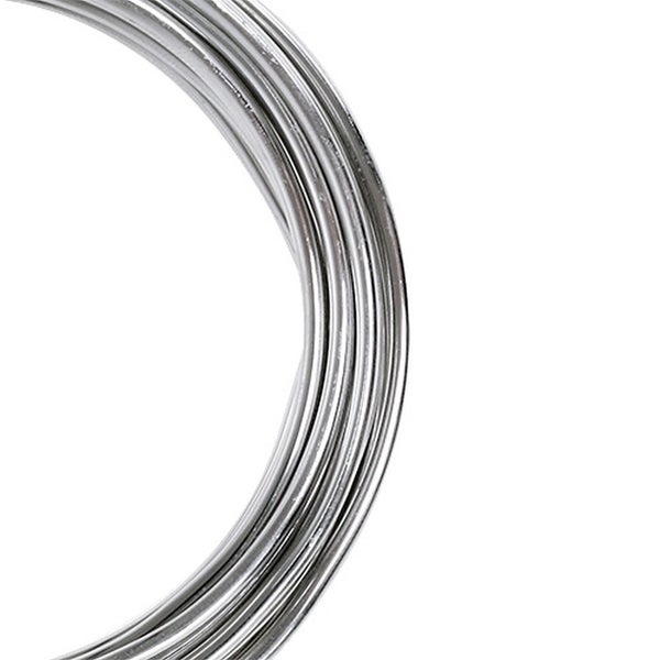 Silberfarbener Metalldraht zur Spule gewickelt.