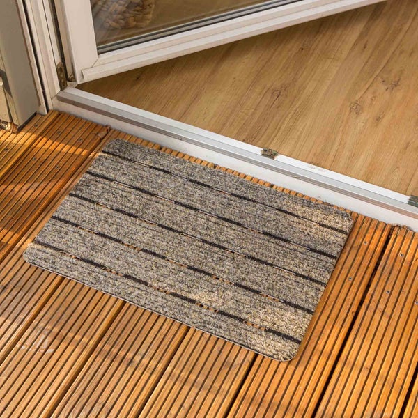 Fußmatte mit Streifenmuster vor einer Tür