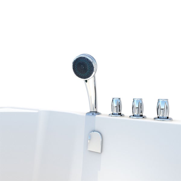 Verchromte Wannenrandarmatur mit Handbrause und drei Griffen an einer Badewanne.