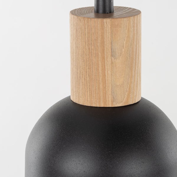 Detailaufnahme einer Hängeleuchte mit Holz- und Metallelementen