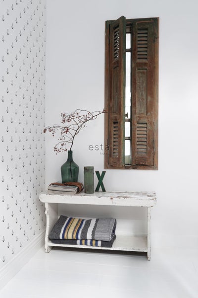 Raumansicht mit Sitzbank, Dekorationen und Fensterläden