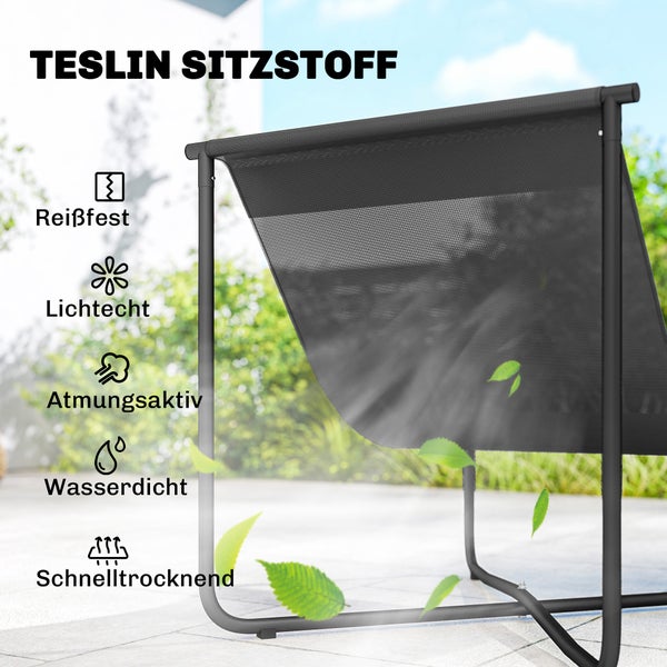 Moderner Loungesessel mit grauer Polsterung und Metallgestell in einem hellen Raum mit Blick in den Garten durch große Fenster und Beistelltisch.