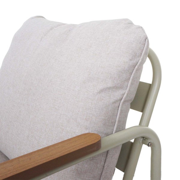 Detailansicht eines Stuhls mit Armlehne und Kissen