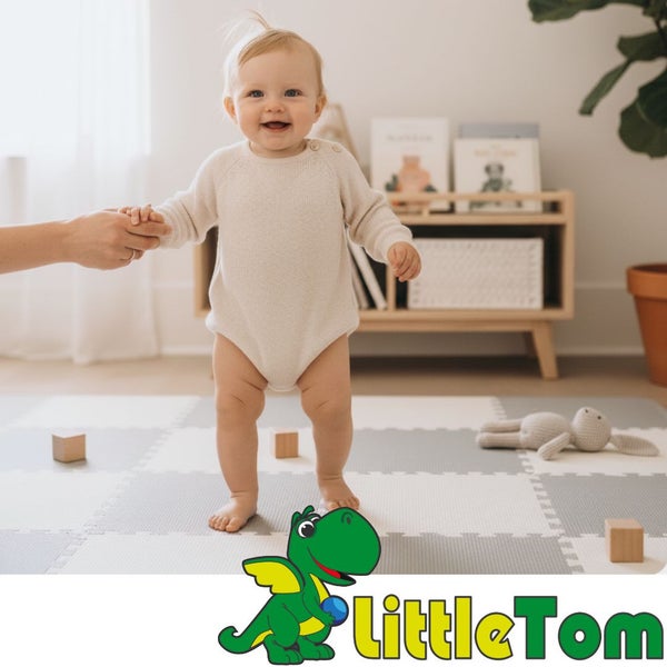 Kleinkind lernt mit Hilfe laufen auf einer Puzzlematte im Kinderzimmer mit Little Tom Logo
