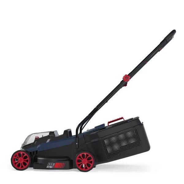 Akku-Rasenmäher 18 Volt in Schwarz und Blau mit roten Rädern und Fangkorb in der Seitenansicht.