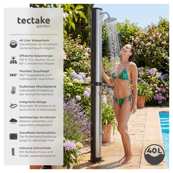 Eine Frau nutzt eine solarbetriebene Gartendusche mit 40 Liter Wassertank und flexiblem Duschkopf in einem Garten am Pool.