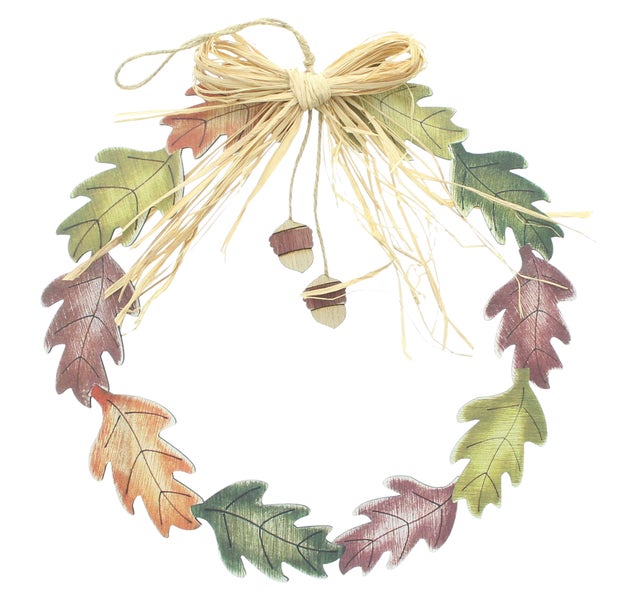 Dekorativer Herbstkranz mit Blättern und Schleife
