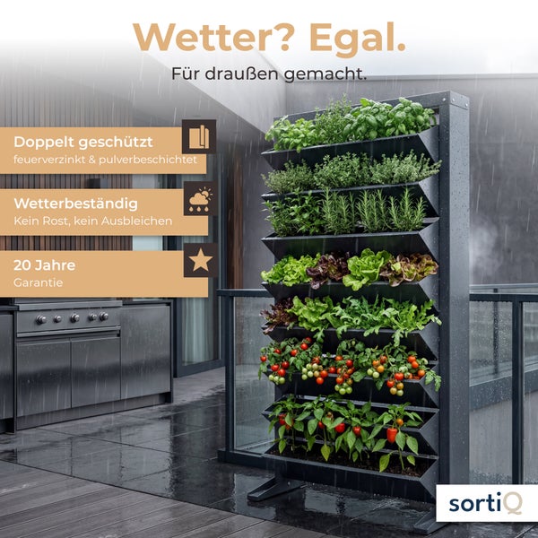Vertikales Pflanzregal aus feuerverzinktem Stahl mit sieben Ebenen auf einer Terrasse bei Regen, inklusive Informationen zur Witterungsbeständigkeit.