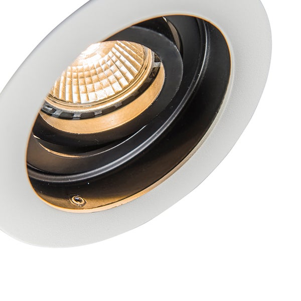 Runder Einbaustrahler mit weißem Außenring und schwarzem, schwenkbarem Innenteil.