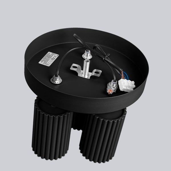 Innenansicht einer schwarzen Deckenleuchte mit drei Lampen