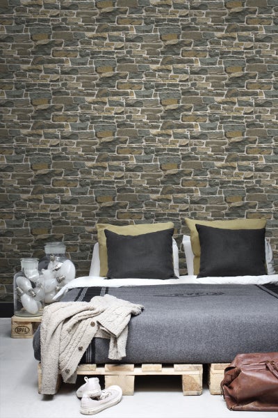 Wandgestaltung mit Steinmuster im Schlafzimmer