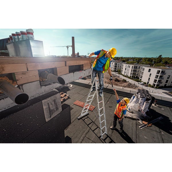 Zwei Handwerker auf einem Dach bei der Arbeit mit einer Leiter und Dachbahnen