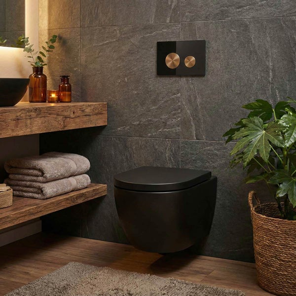 Wand-Hänge-WC in Mattschwarz mit Sitz in modernem, organisiertem Badezimmer mit dunklen Steinfliesen, Holzregalen und Betätigungsplatte.