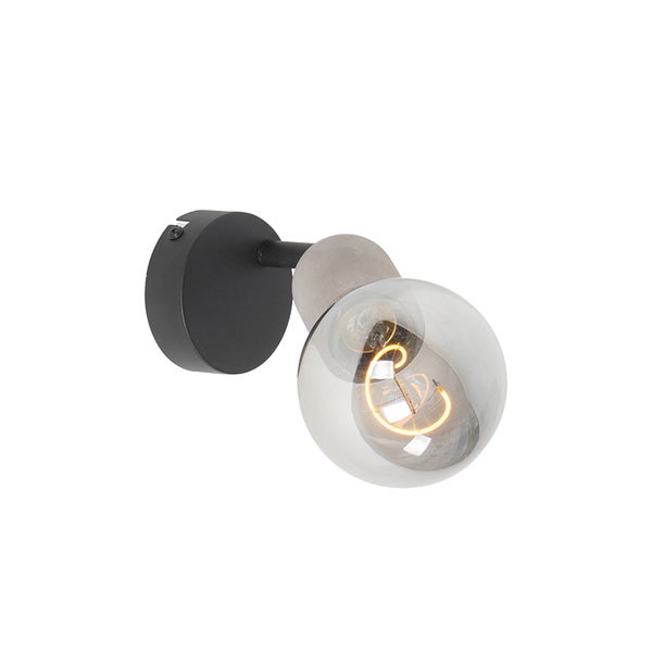 Wandleuchte im industriellen Stil mit schwarzer Halterung, Betonelement und runder Glaskolbenlampe mit leuchtendem Spiralfilament.