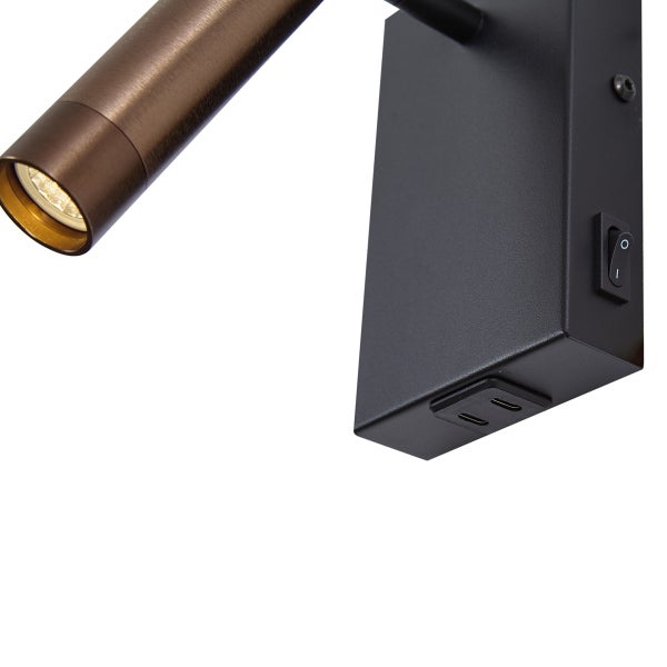 Wandleseleuchte in Schwarz mit bronzefarbenem Strahler, inklusive Kippschalter und zwei USB-Anschlüssen.