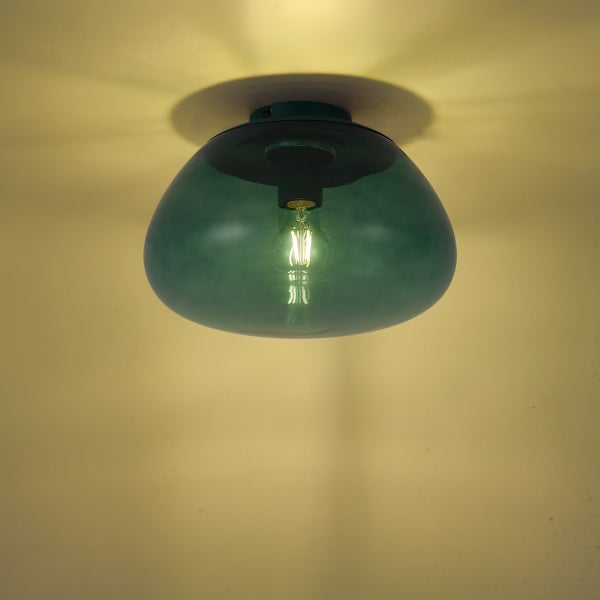 Moderne Deckenleuchte mit kuppelförmigem Glasschirm für eine stimmungsvolle Innenbeleuchtung.