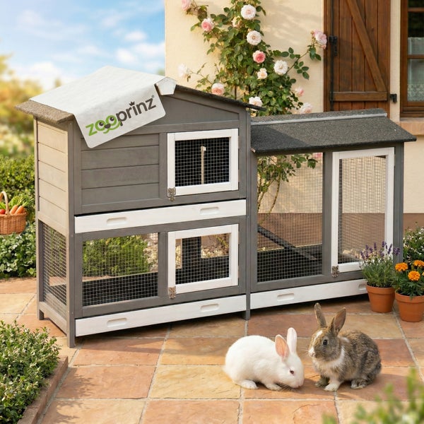 Zooprinz Kaninchenstall aus Holz mit Freigehege auf zwei Etagen auf einer Terrasse mit zwei Kaninchen. Zooprinz Logo.