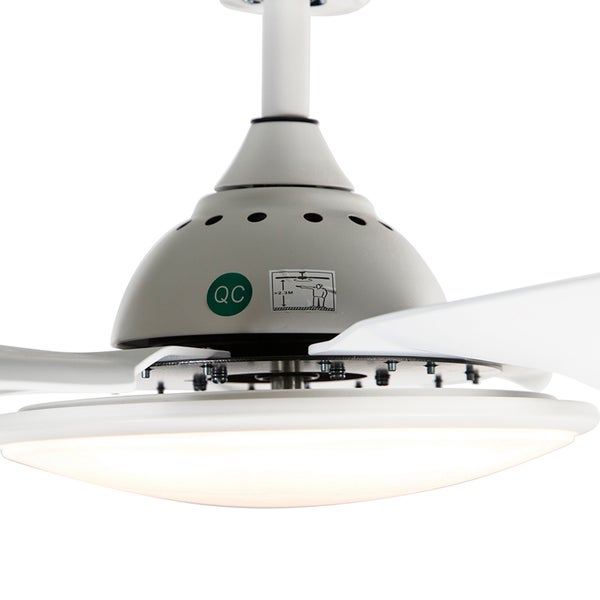 Deckenventilator mit integrierter LED Leuchte, Prüfsiegel und Sicherheitshinweis zur Mindestmontagehöhe.