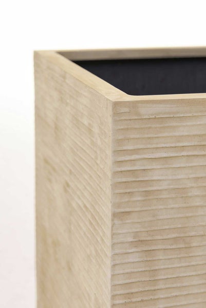 Detailaufnahme eines quadratischen Pflanzkübels mit horizontaler Rippenstruktur.