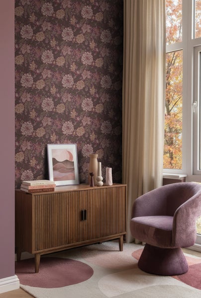 Tapete mit floralem Muster in einem modern eingerichteten Zimmer mit Sideboard aus Holz und lila Sessel.