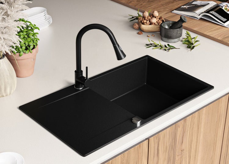 Dekorative Wandgestaltung mit Sonnenblumenmotiven über einer Kommode