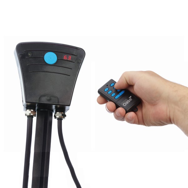 Oase Teichsteuerung FM-Master mit digitalem Display und Fernbedienung in der Hand.