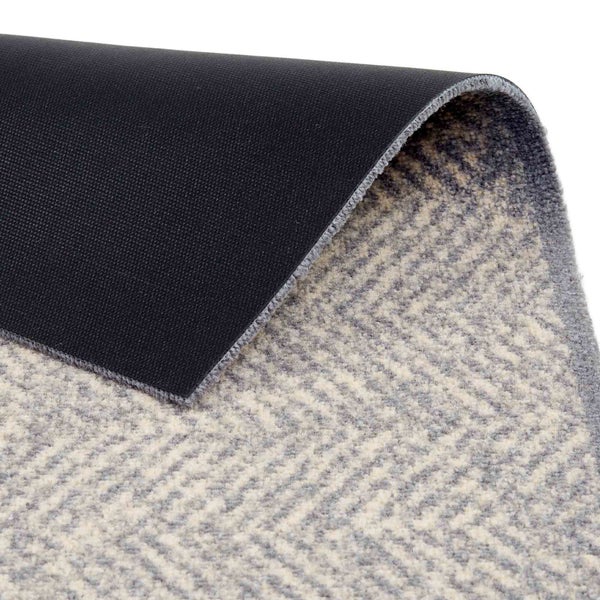 Teppich mit Fischgrätenmuster und rutschfester Rückseite