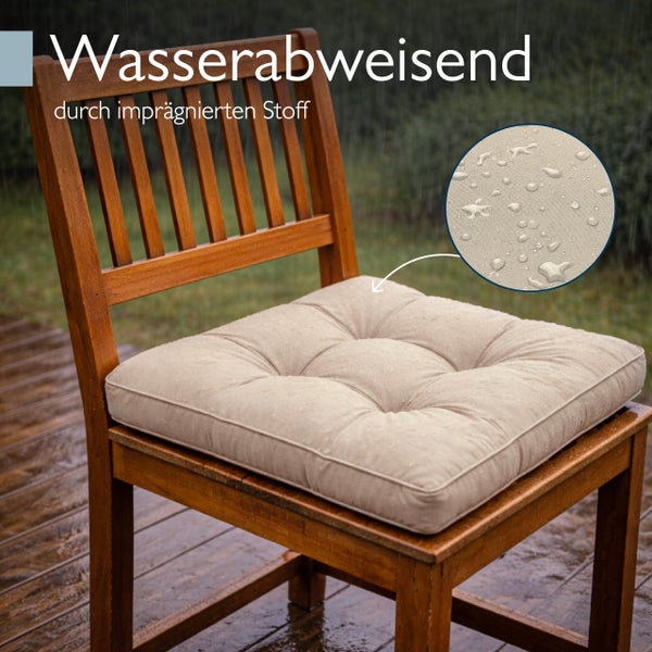 Wasserabweisendes Sitzkissen auf einem Holzstuhl im Regen mit Detailansicht der imprägnierten Stoffoberfläche