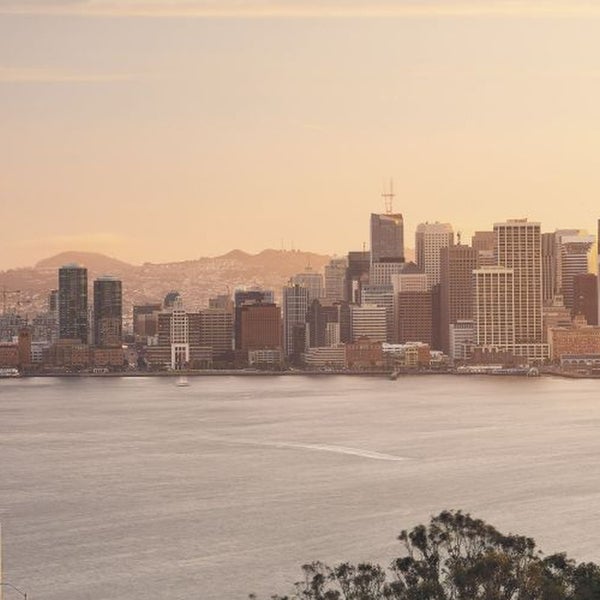 Skyline einer Stadt mit Wolkenkratzern am Wasser
