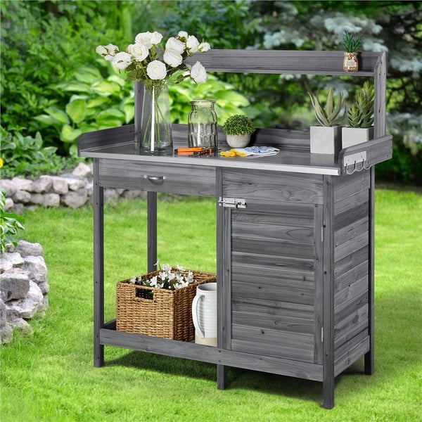 Gartentisch aus Holz mit Schublade, Schrank und Ablageflächen im Garten
