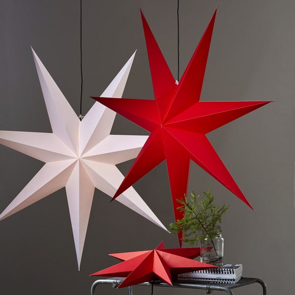 Dekorative Papiersterne in Rot und Weiß, hängend und liegend, für weihnachtliche Dekoration