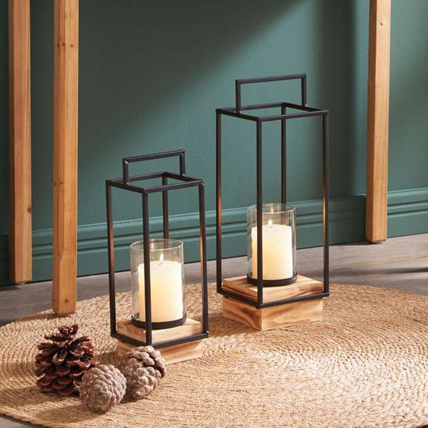 Esstisch mit grauen Filzplatzsets, Geschirr und Gläsern