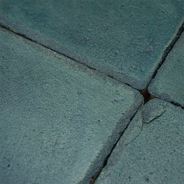 Strukturaufnahme von Steinplatten mit rustikaler Oberfläche im Außenbereich