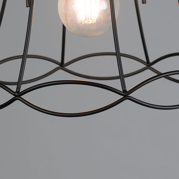 Detailaufnahme einer Pendelleuchte mit Metalldrahtgestell und Glühbirne