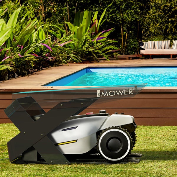 Robotermäher im Garten neben dem Pool.