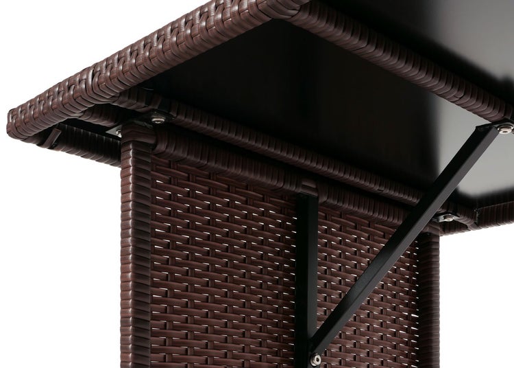 Detailansicht eines Rattantisches mit schwarzer Tischplatte und Metallgestell.
