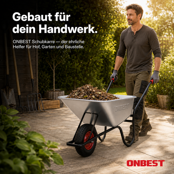 Mann schiebt eine mit Gartenabfällen gefüllte ONBEST Schubkarre durch einen hellen Garten. Im Hintergrund stehen Gartengeräte. ONBEST Logo.