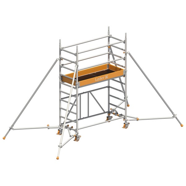 Layher Fahrgerüst aus Aluminium mit Arbeitsbühne und Stabilisatoren