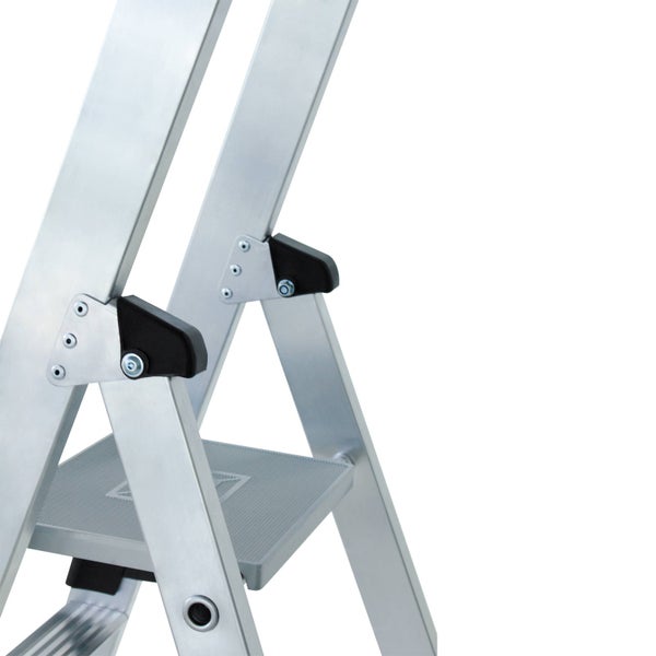 Detailansicht einer Aluminium-Trittleiter mit Stufe