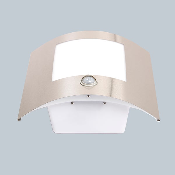 Außenwandleuchte mit Bewegungsmelder aus gebürstetem Metall und weißem Lichtelement.