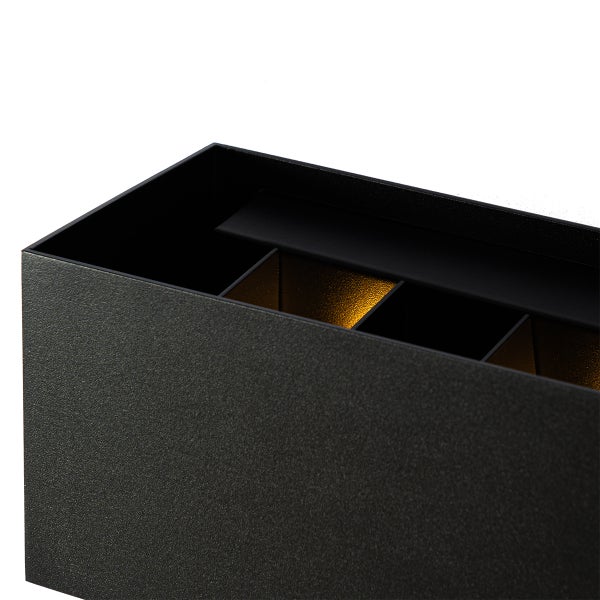 Detailaufnahme einer schwarzen Wandleuchte