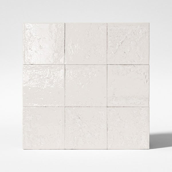 Quadratische Wandfliesen in Steingut mit unebener Oberflache.