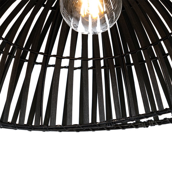 Detailansicht einer Pendelleuchte mit Lampenschirm aus Bambuslamellen