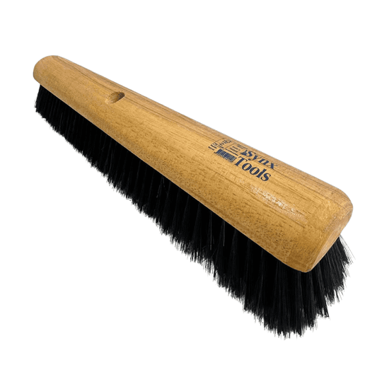 Bürste mit Holzgriff und schwarzen Borsten